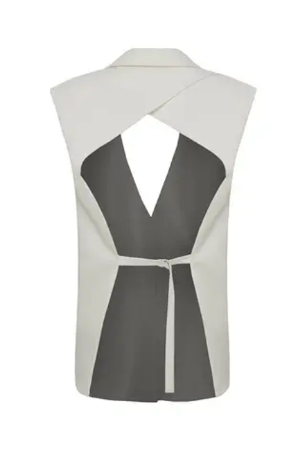 “Open back vest” Жилет с открытой спиной