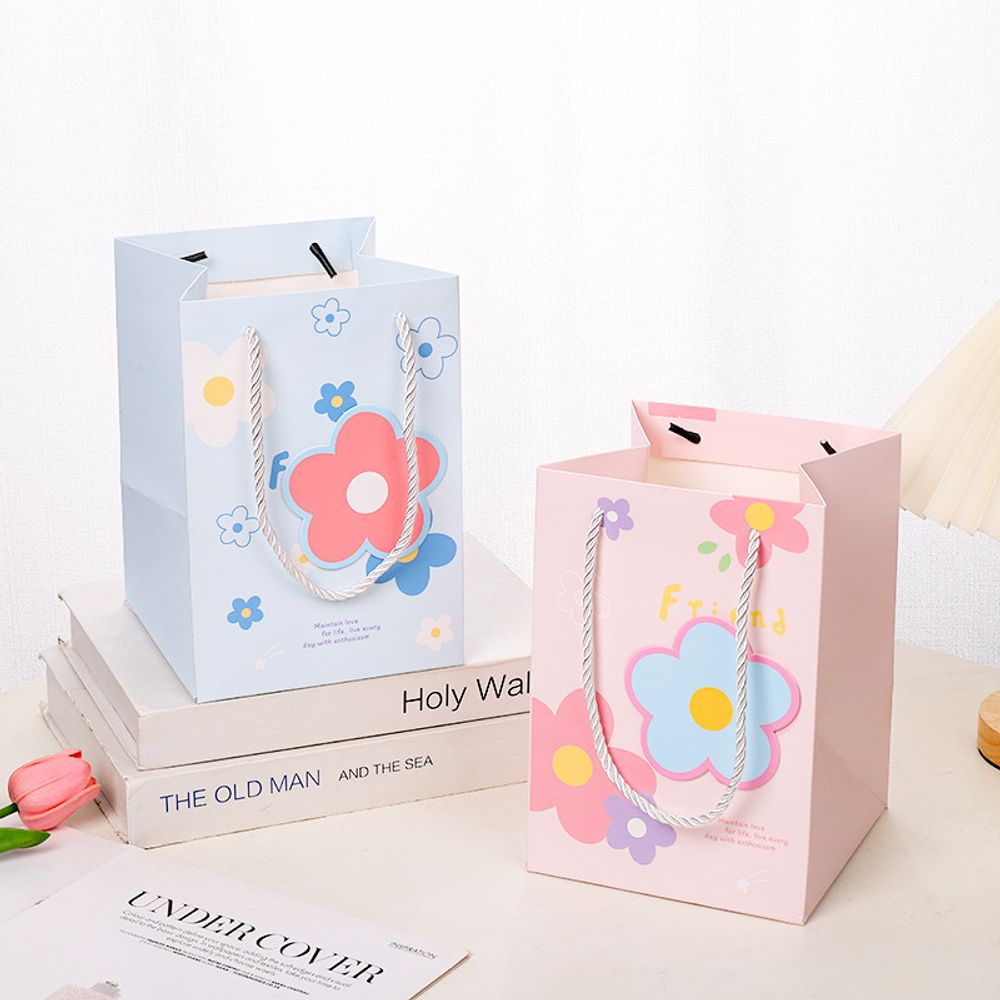 Подарочный пакет &quot;Flower&quot; 15х15х21,5 см