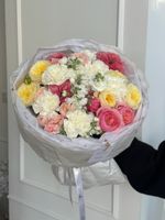 Букет из кустовых пионовидных роз, маттиолы и диантусов