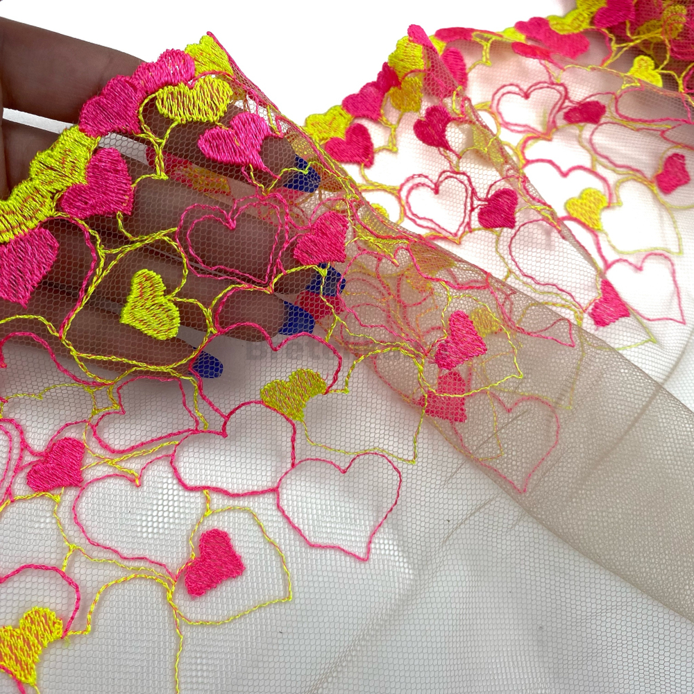 Вышивка на сетке сердечки бежевый/неоновый 20 см