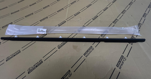 Молдинг задний правый LC80 Toyota 7573060020