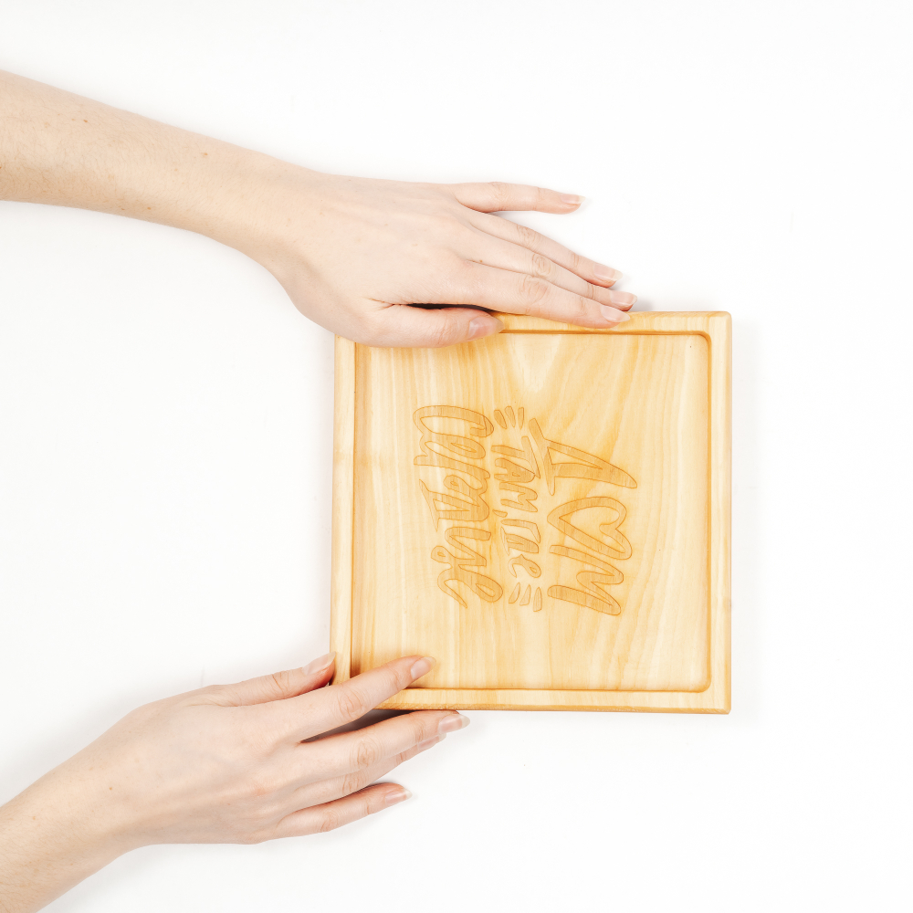 Деревянная менажница из кедра для подачи блюд и закусок "Дом там где сердце"