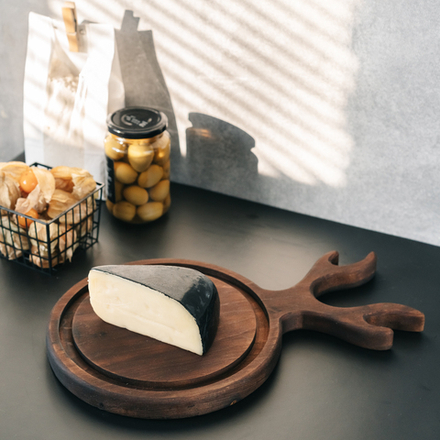 Доска разделочная из древесины сибирского кедра с выборкой. RD89