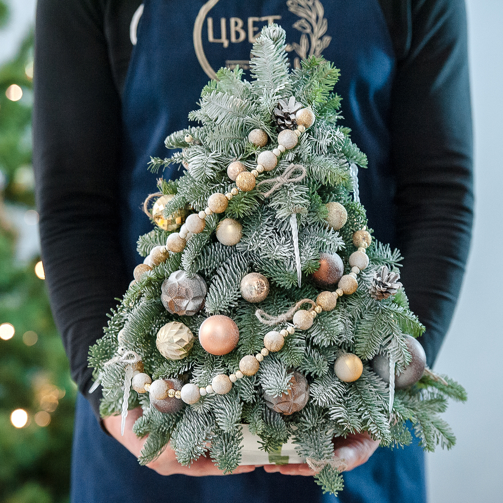 Элегантная елка из нобилиса с золотыми украшениями