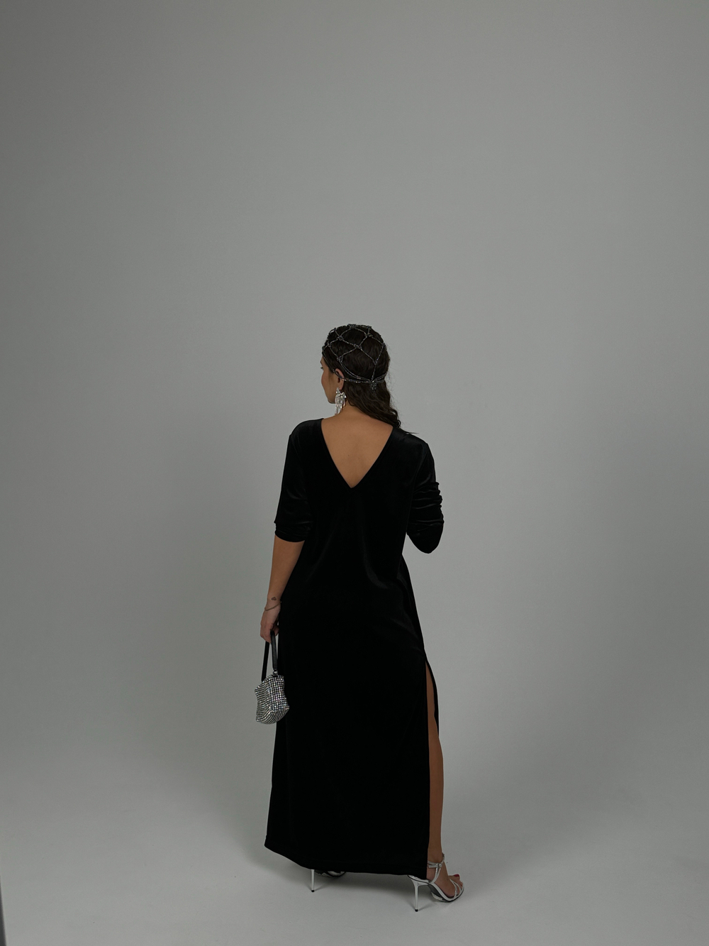 Бархатное платье с вырезом на спине