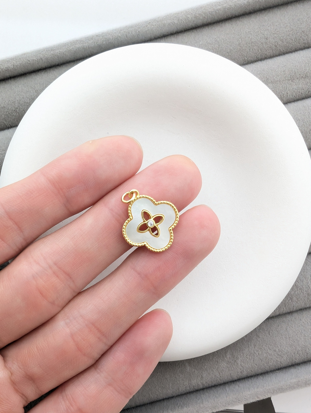 Подвеска клевер с перламутром