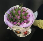 Букет из 25 пионовидный тюльпанов Лил в оформление цветочная газета.