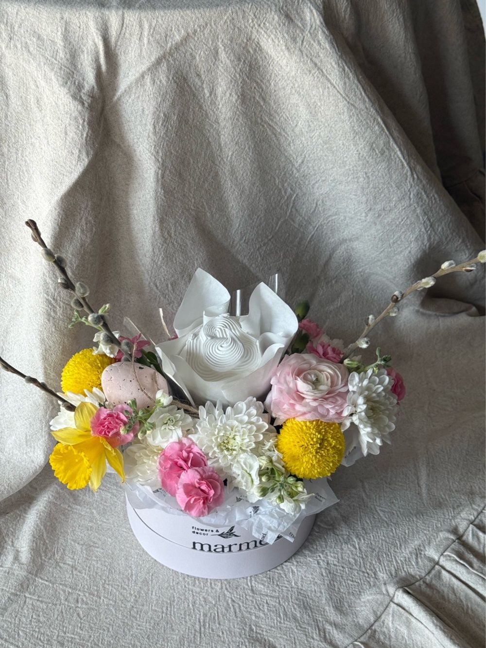 Композиция в коробке с куличем 150гр.