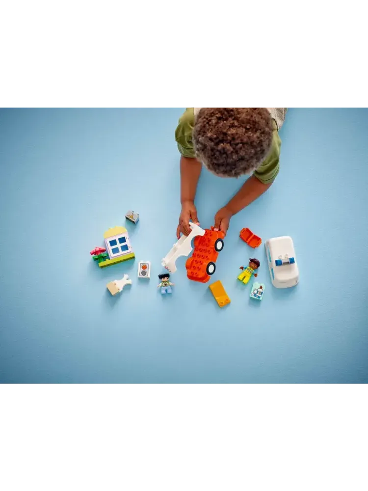 Конструктор DUPLO 10447 Машина скорой помощи с водителем