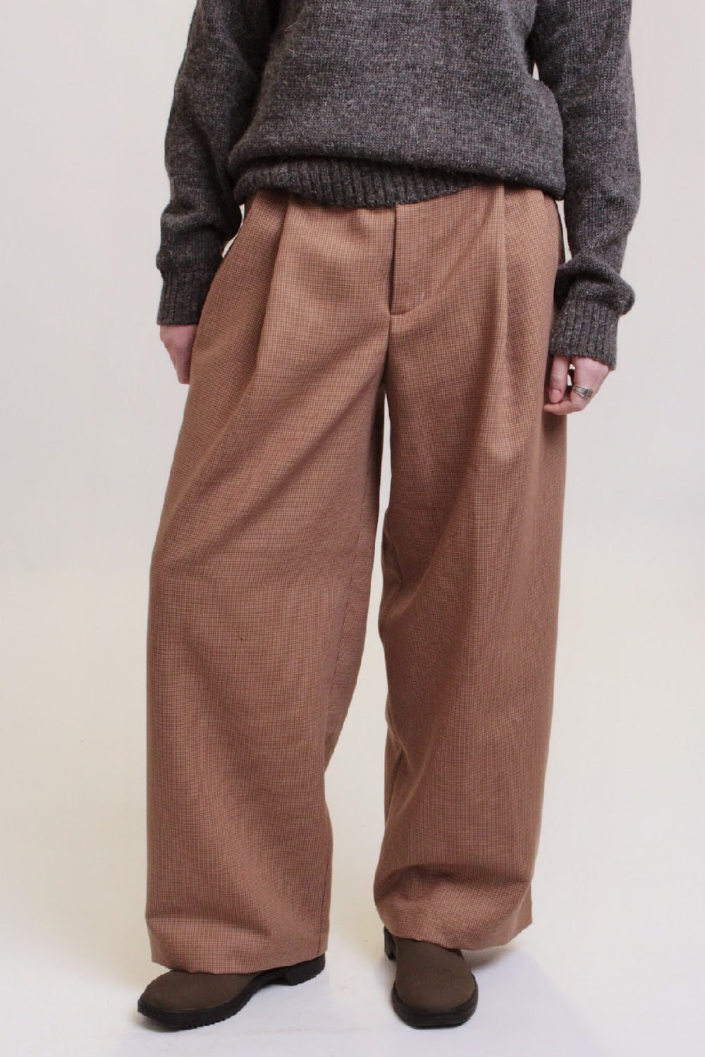 Брюки со складками из шерсти в гусиную лапку