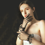 Перчатки прозрачные с оборками черные