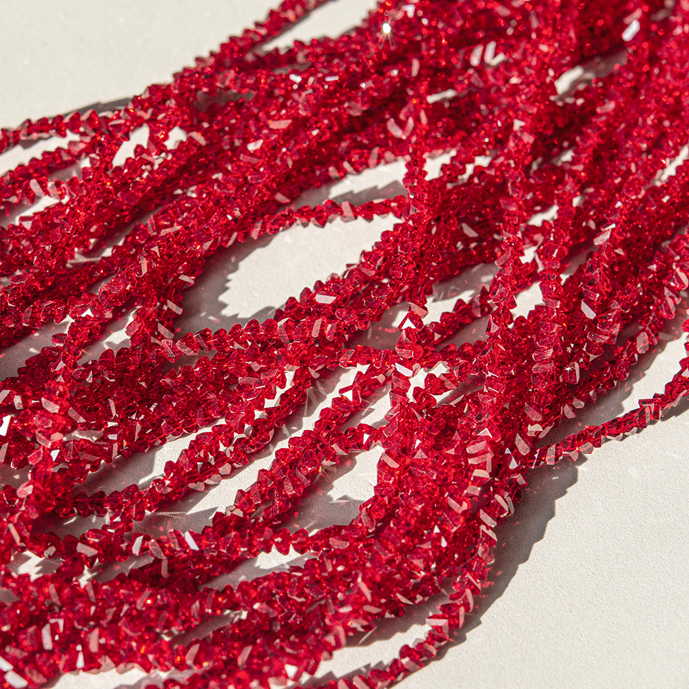 ХТР3-кр Стекло граненое треугольник 3*2мм, красный, нить 30 см