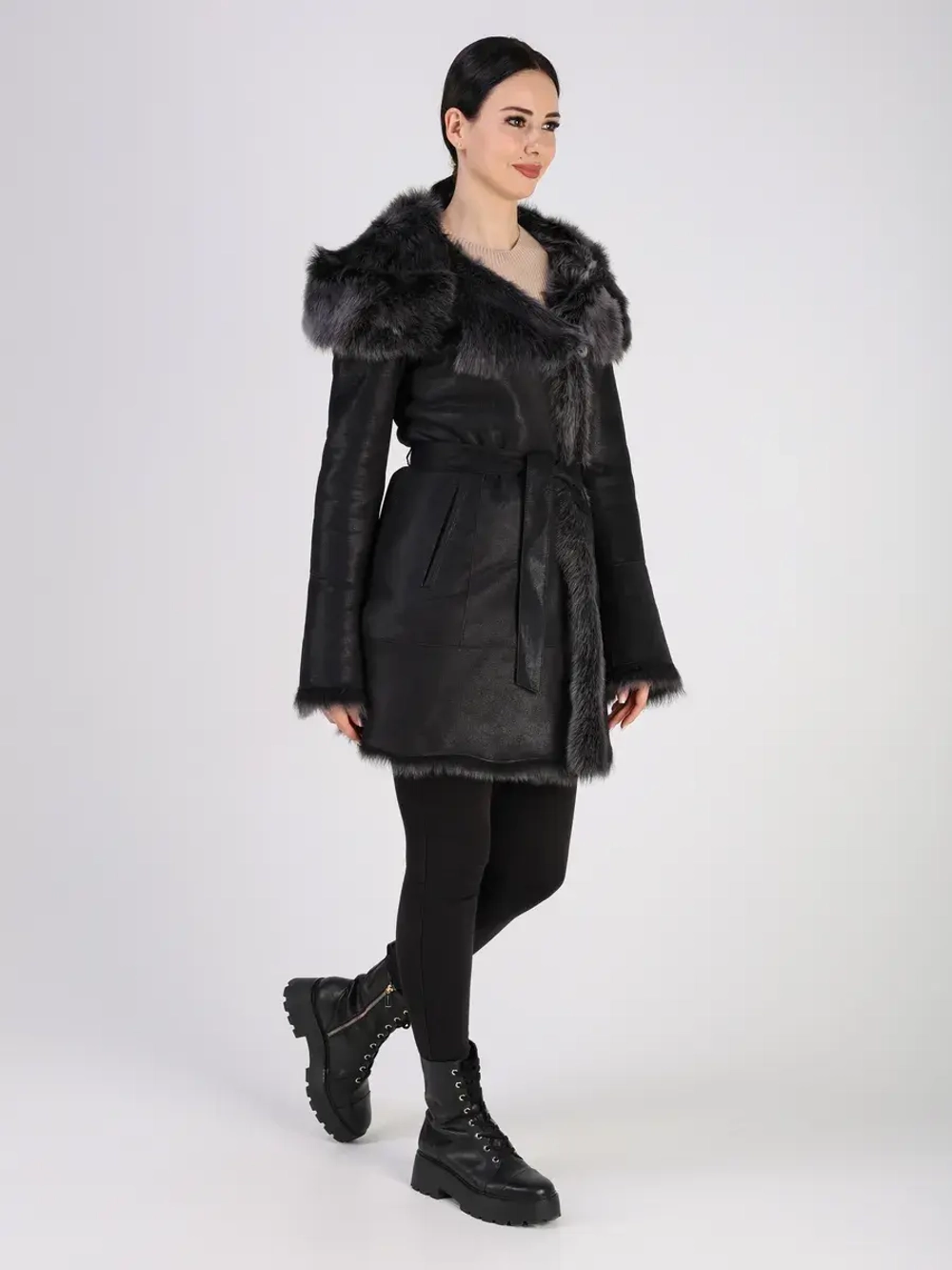 Дубленка зимняя натуральная с капюшоном короткая