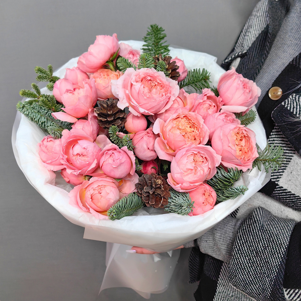 Букет из кустовых пионовидных роз с зимним декором