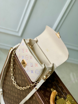Louis Vuitton Pochette Metis East West