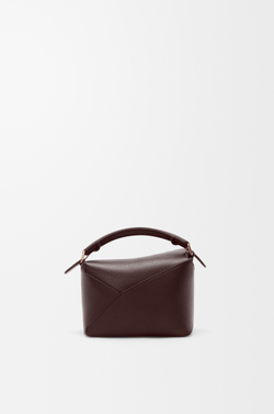 Loewe Мини-сумка Puzzle Edge из мягкой зернистой телячьей кожи, темно-каштановый