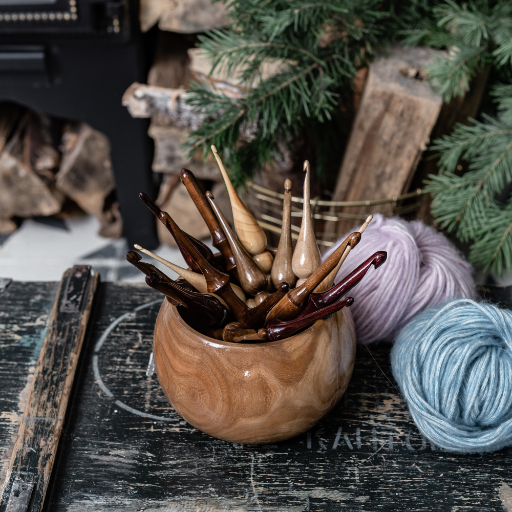 Набор деревянных крючков для вязания из разных пород дерева (16 штук) с клубочницей (органайзеом). KN24