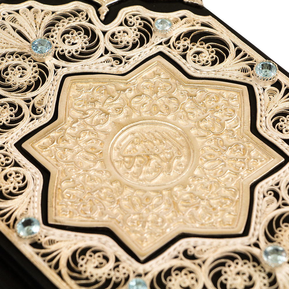 Коран с филигранью (серебро), топазами и литьем в замшевой шкатулке