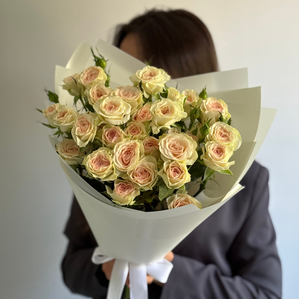 Букет нежных кремовых роз S
