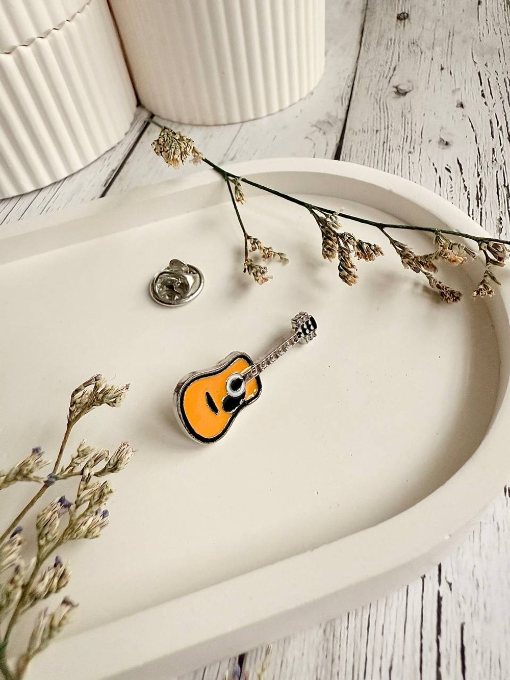 Брошь-значок "Акустическая гитара"