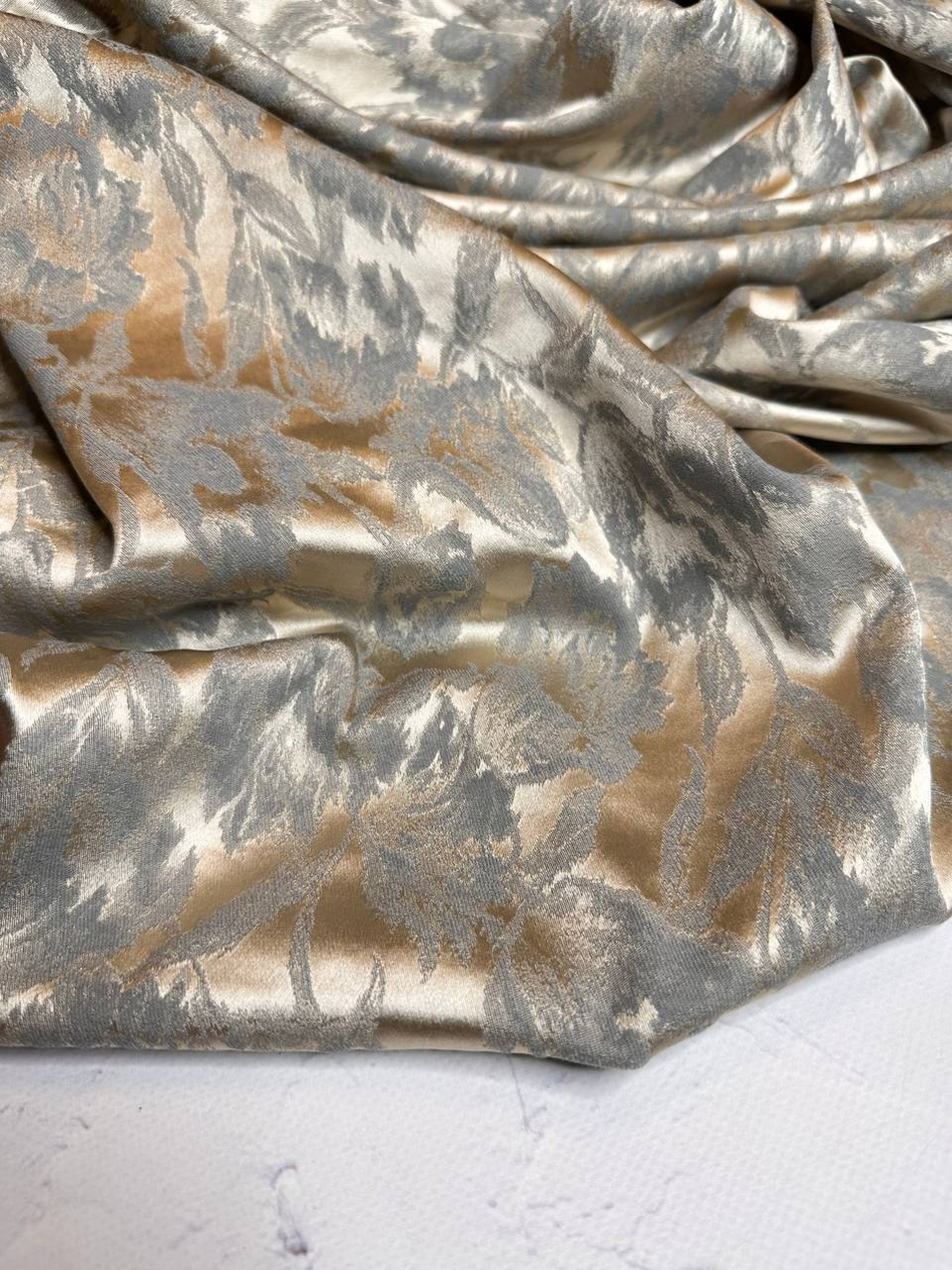 Костюмно-плательный трикотажный жаккард с эластаном (Girani, 77%ацетат/17%пэ/6%эластан, Бежевое золото/серо-голубые тюльпаны, 130, 225 гр/м2)