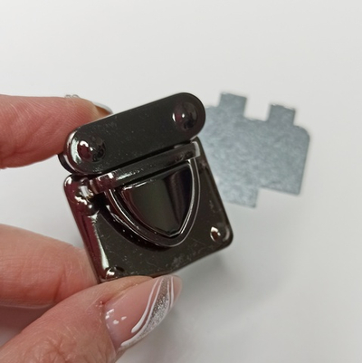 Замок-защелка на зажимах 32*35 Черный никель