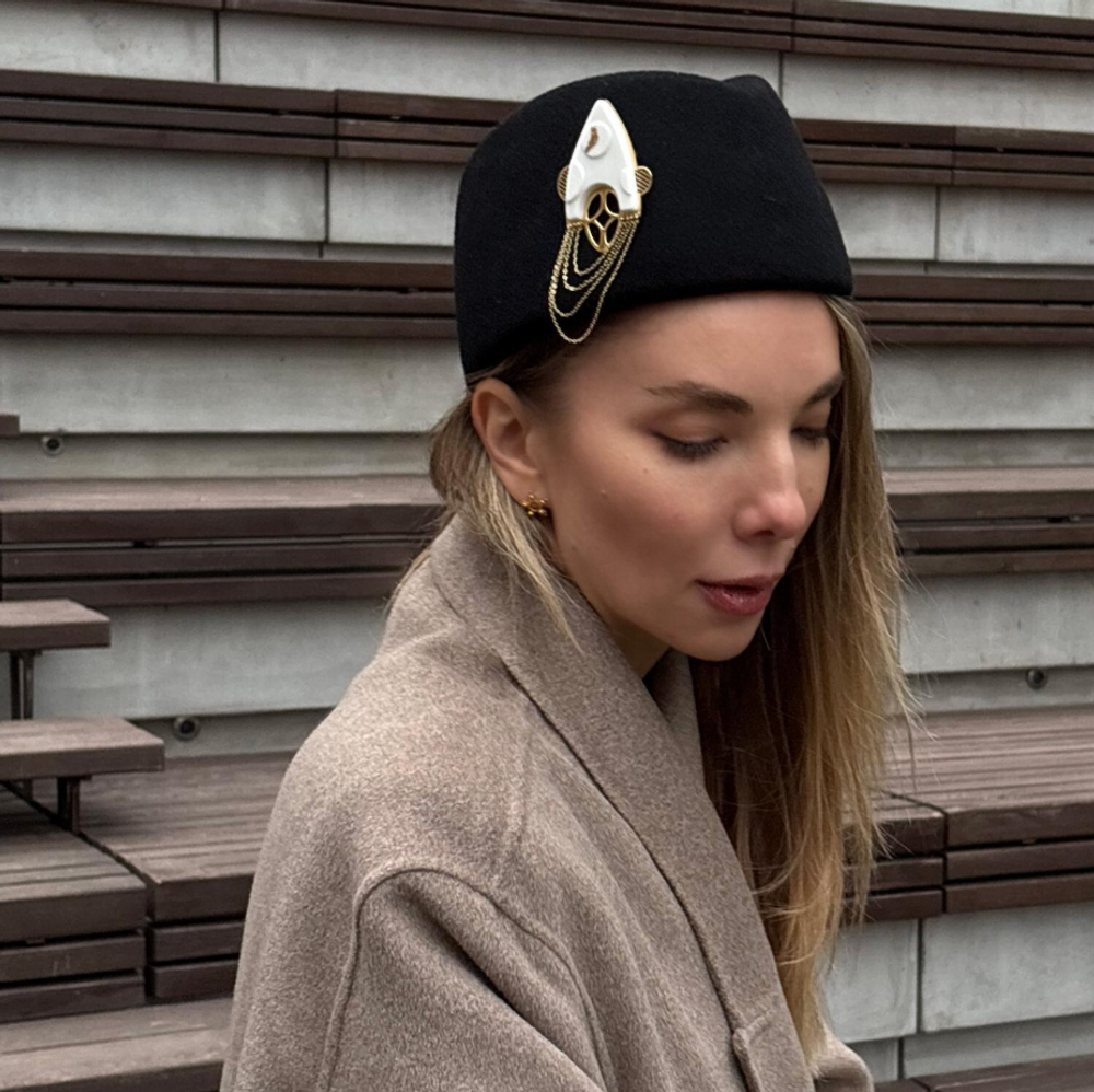 Брошь-подвеска "Голубушка Зоя белая"