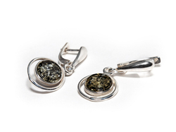 Серьги с натуральным янтарем зеленого цвета