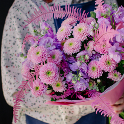 24. Аккуратный букет с хризантемой и маттиолой