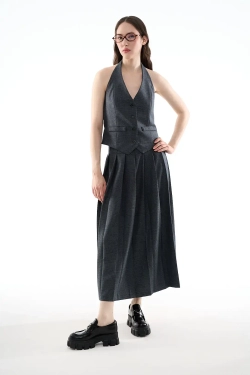 Серая юбка-миди с разрезом в клетку