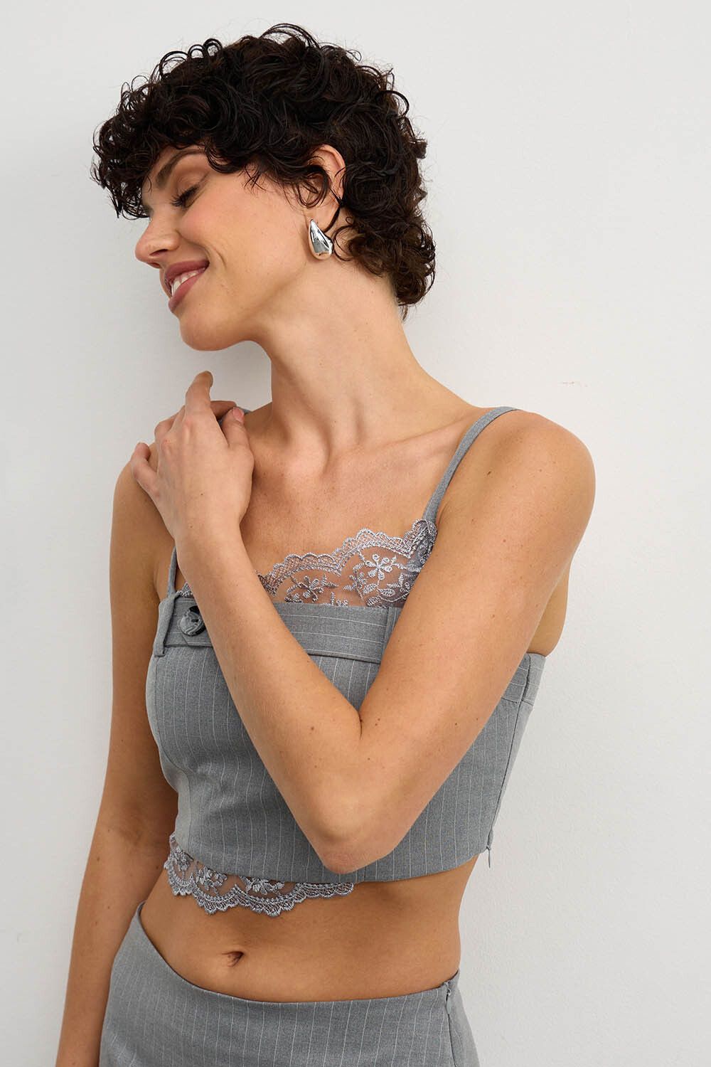 Топ в брючном стиле на бретелях в полоску темно-серого цвета