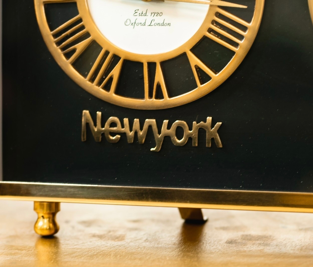 Часы Мир тремя циферблатами