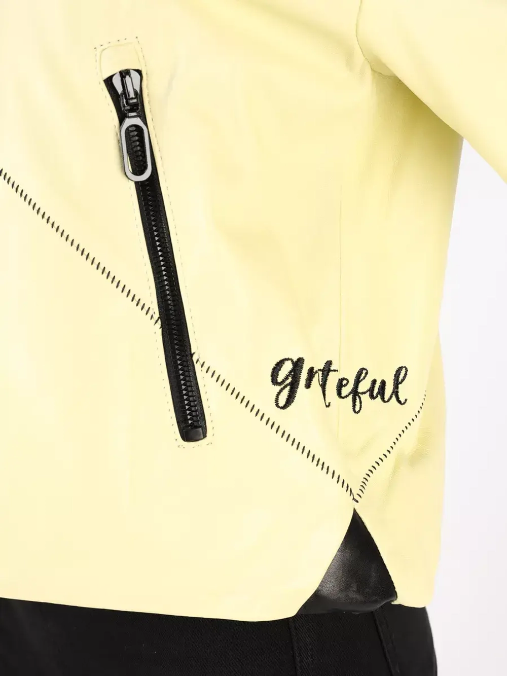 Кожаная куртка демисезонная с капюшоном