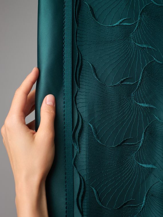 05-160 ОПТ Вышивка на неэл. сетке 24 см, сосна 1994