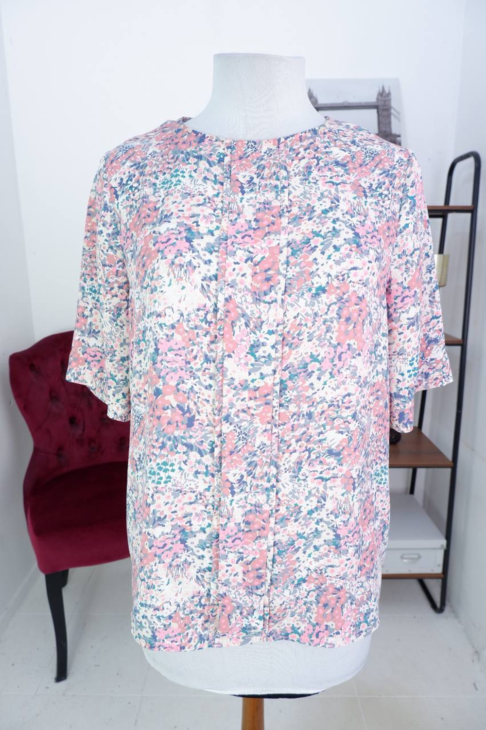 Блузка нежной расцветки, визуально на 50 размер