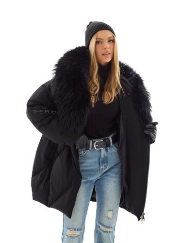 Удлиненный черный пуховик с объемным капюшоном и мехом енота