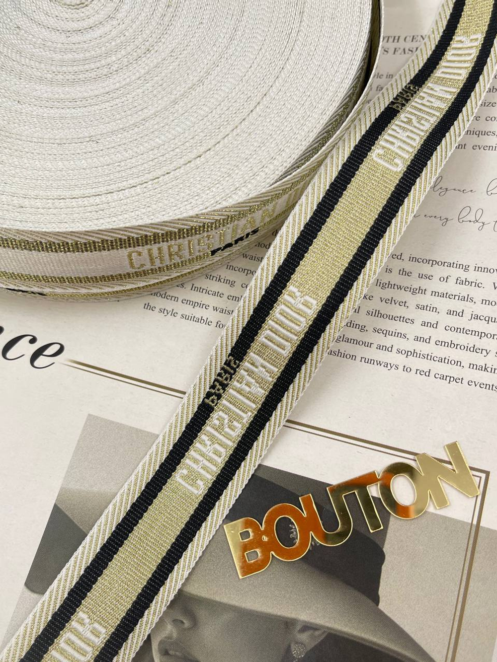 Тесьма Ди. 2,5 см жаккард белая-золотистая