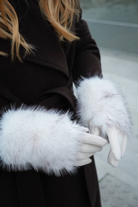 Перчатки с мехом молочный