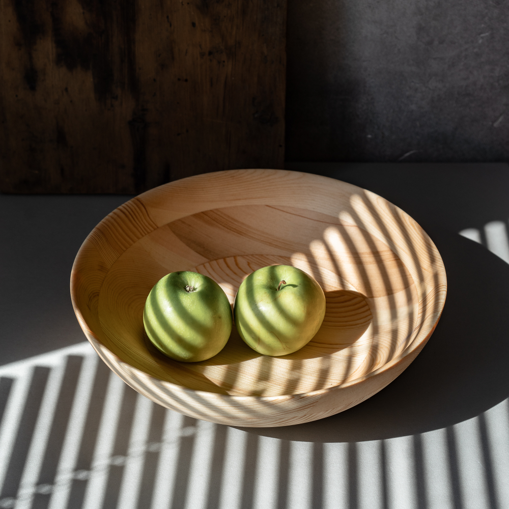 Деревянная глубокая тарелка (салатник) из древесины кедра 300 мм. T174