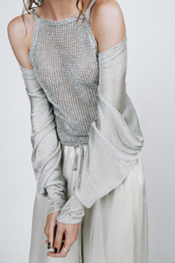 ZARA ВЯЗАНЫЙ ТОП С МЕТАЛЛИЗИРОВАННОЙ НИТЬЮ, СЕРЕБРИСТЫЙ