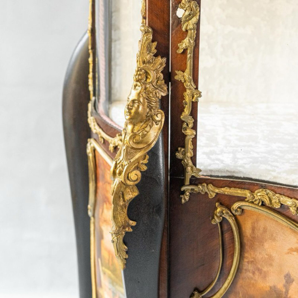 Витрина в дворцовом стиле