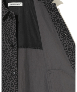 UNDERCOVER КУРТКА СЕРАЯ С ПРИНТОМ