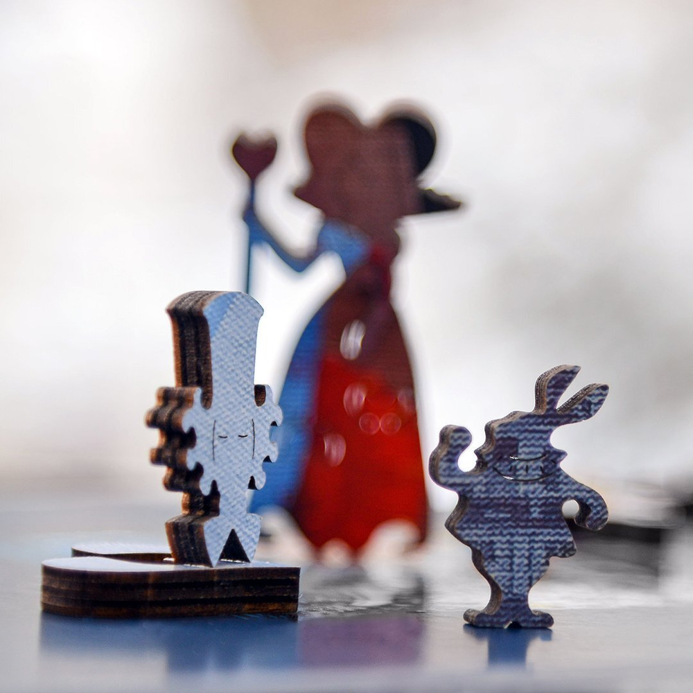 Безумное чаепитие от DAVICI - деревянный пазл из фанеры, по мотивам сказки Алиса в стране чудес. Детали разных формы. Картины написана настоящим художником.