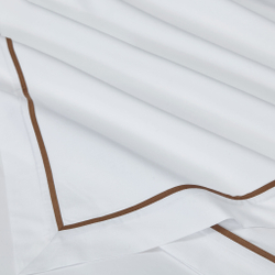 Постельное белье 2 спальное евро макси Сlaire&Caroll George белое с темно-коричневым кантом