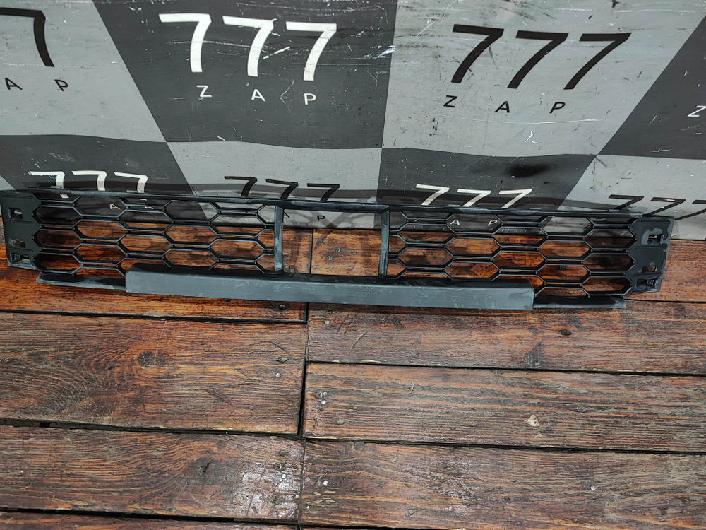 Решетка переднего бампера Skoda Rapid 2 20-нв Б/У Оригинал 60U853677D