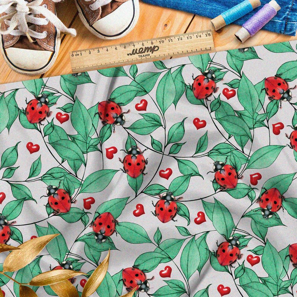 Ткань габардин яркие божьи коровки в листве