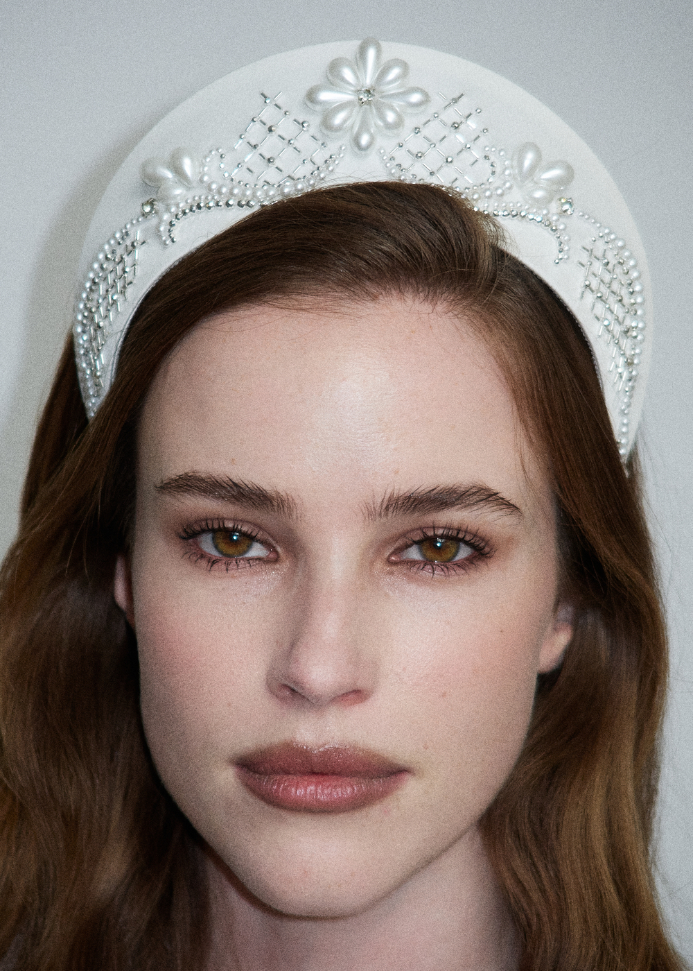 Кокошник M с жемчугом и серебристой сеткой