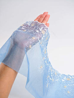 Вышивка на сетке голубая с белым и желтым неэластичная ширина 18 см ОТРЕЗЫ