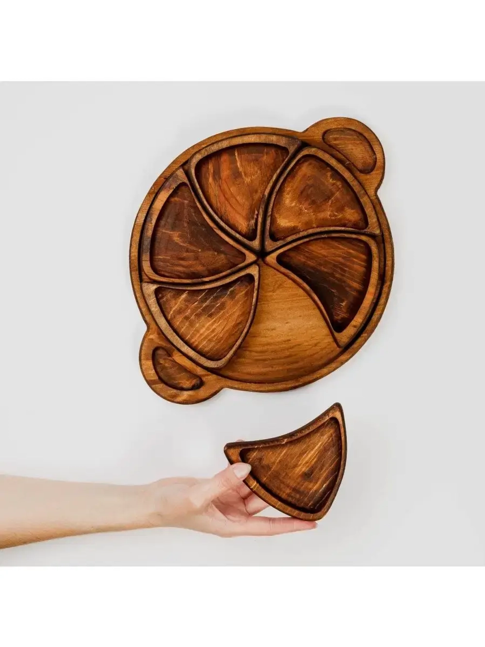 Деревянная менажница с ручками из кедра