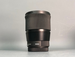 Объектив Sigma 16mm 1.4 Fujifilm X-Mount Небольшой скол пластика у передней линзы